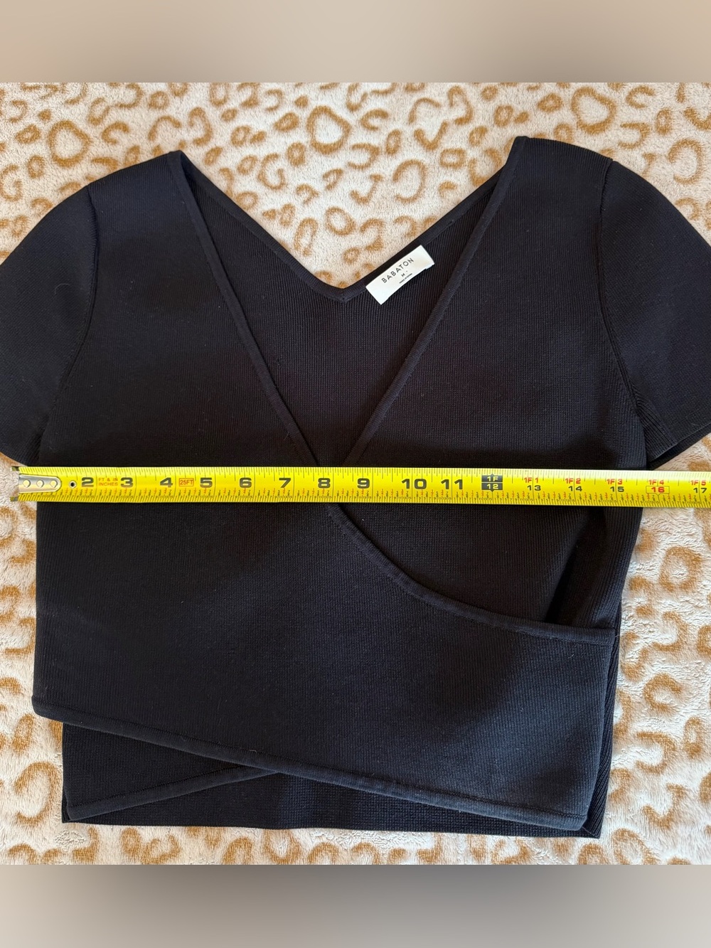 Aritzia Babaton Sculpt Knit Wrap Cropped
Short Sleeve-Black Size: M - Picture 4 of 7
